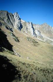 Scharfkantige Felsen am Rand des Kessels oberhalb der B�rguntalm 