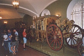 Kutschen in einem der Museum im Kreml