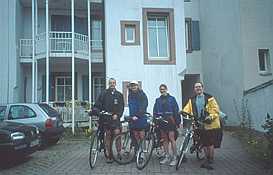Start bei leichtem Regen (von links nach rechts: J&uuml;rgen, ich, Katrin, Martin)